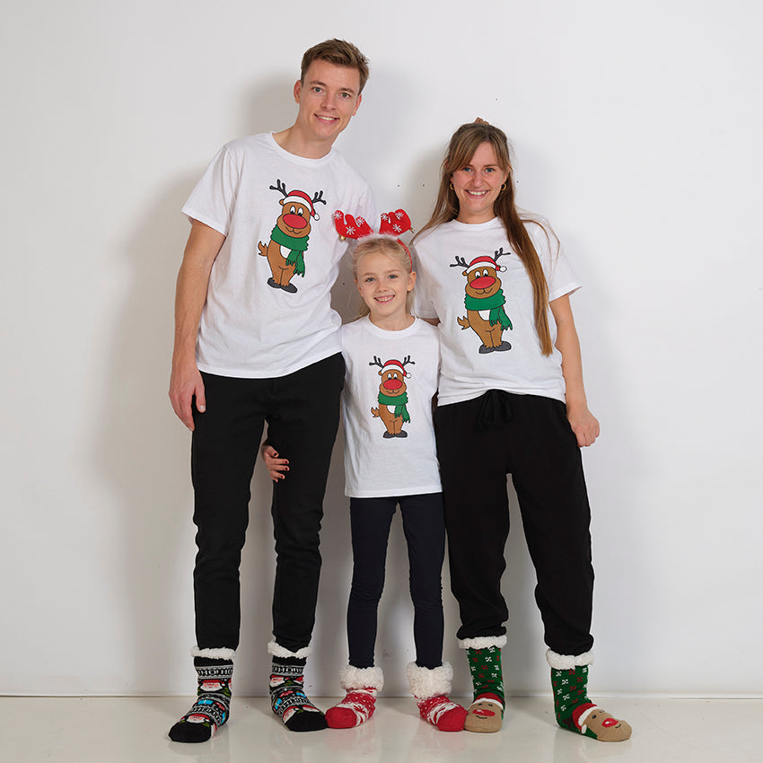 En familie alle iklædt samme hvide julede T-shirt.